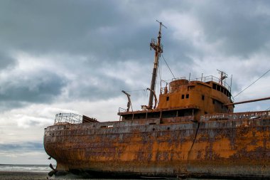 Cabo San Pablo sahilinde terk edilmiş ticari gemi, Tierra del Fuego, Arjantin