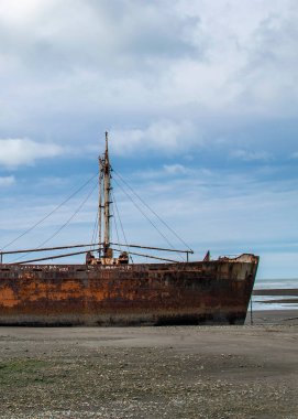 Cabo San Pablo sahilinde terk edilmiş ticari gemi, Tierra del Fuego, Arjantin