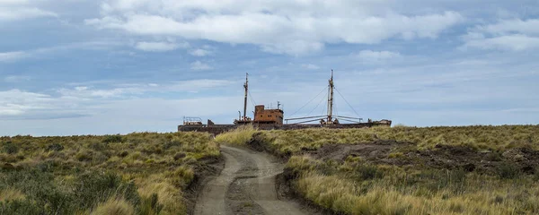 Schotterpiste Und Verlassenes Handelsschiff Horizont Cabo San Pablo Tierra Del — Stockfoto