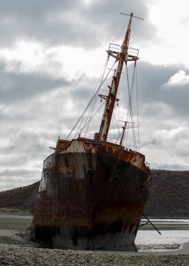 Cabo San Pablo sahilinde terk edilmiş ticari gemi, Tierra del Fuego, Arjantin
