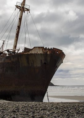 Cabo San Pablo sahilinde terk edilmiş ticari gemi, Tierra del Fuego, Arjantin