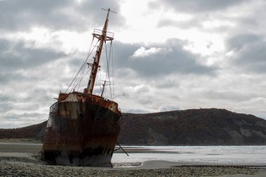 Cabo San Pablo sahilinde terk edilmiş ticari gemi, Tierra del Fuego, Arjantin