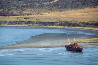 San Pablo Cape Hill bakış açısından Cabo San Pablo sahilinde terk edilmiş ticari gemi Tierra del Fuego, Arjantin