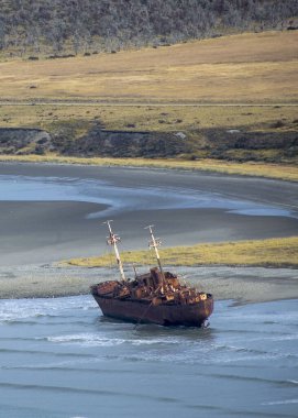 San Pablo Cape Hill bakış açısından Cabo San Pablo sahilinde terk edilmiş ticari gemi Tierra del Fuego, Arjantin