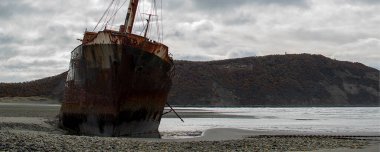 Cabo San Pablo sahilinde terk edilmiş ticari gemi, Tierra del Fuego, Arjantin