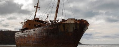 Cabo San Pablo sahilinde terk edilmiş ticari gemi, Tierra del Fuego, Arjantin