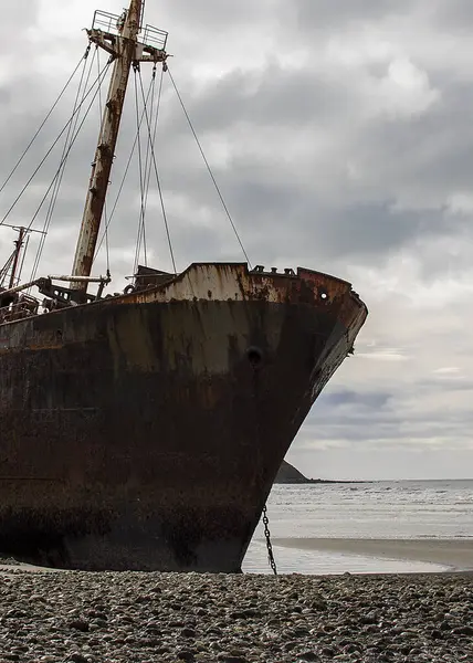 Cabo San Pablo sahilinde terk edilmiş ticari gemi, Tierra del Fuego, Arjantin
