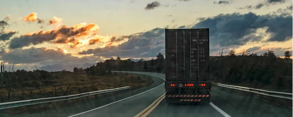 Lastvogn Krydser Motorvejen Omgivet Skov Landskab Tierra Del Fuego Provinsen - Stock-foto