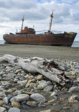Cabo San Pablo sahilinde terk edilmiş ticari gemi, Tierra del Fuego, Arjantin