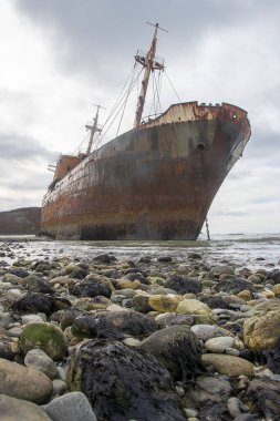 Cabo San Pablo sahilinde terk edilmiş ticari gemi, Tierra del Fuego, Arjantin