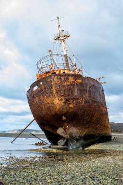 Cabo San Pablo sahilinde terk edilmiş ticari gemi, Tierra del Fuego, Arjantin