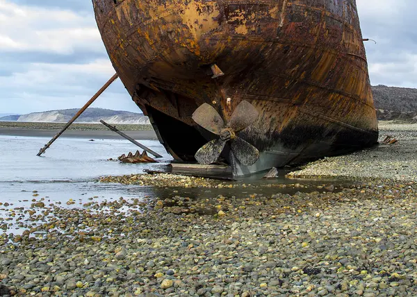 Cabo San Pablo sahilinde terk edilmiş ticari gemi, Tierra del Fuego, Arjantin
