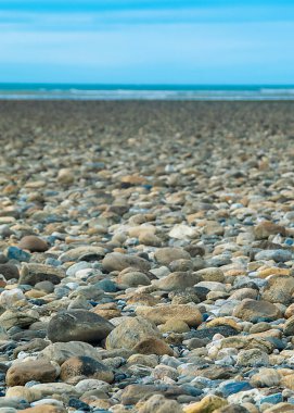 Rocky gelgit kumsalı, Cabo San Pablo plajı, Tierra del Fuego bölgesi, Arjantin