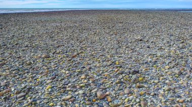 Rocky gelgit kumsalı, Cabo San Pablo plajı, Tierra del Fuego bölgesi, Arjantin