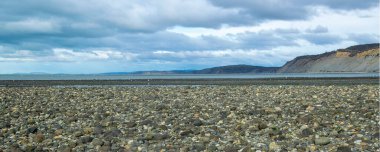 Rocky gelgit kumsalı, Cabo San Pablo plajı, Tierra del Fuego bölgesi, Arjantin