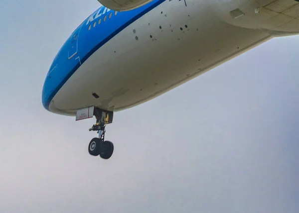 低角度のショット商業飛行機は曇った空 カンボジア エクアドルで飛んで — ストック写真