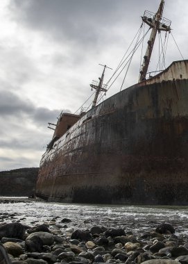 Cabo San Pablo sahilinde terk edilmiş ticari gemi, Tierra del Fuego, Arjantin