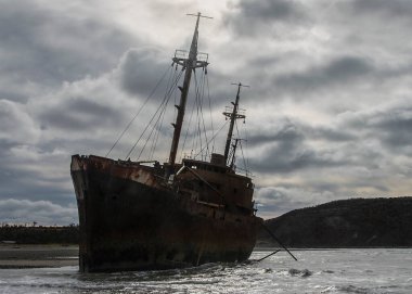 Cabo San Pablo sahilinde terk edilmiş ticari gemi, Tierra del Fuego, Arjantin
