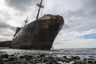 Cabo San Pablo sahilinde terk edilmiş ticari gemi, Tierra del Fuego, Arjantin
