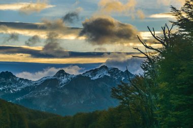 Yüksek kontrastlı And Dağları manzarası, Tierra del Fuego bölgesi, Arjantin
