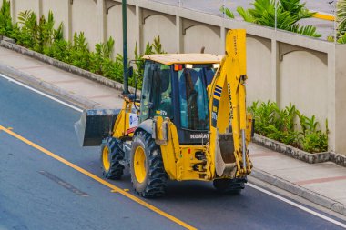 Samborondon, Ekvador; 13 Ağustos 2022: Otoyolda, Samborondon, Ekvador 'da uzun mesafeli sarı kazıcı