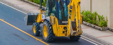 Samborondon, Ekvador; 13 Ağustos 2022: Otoyolda, Samborondon, Ekvador 'da uzun mesafeli sarı kazıcı