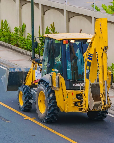 Samborondon, Ekvador; 13 Ağustos 2022: Otoyolda, Samborondon, Ekvador 'da uzun mesafeli sarı kazıcı