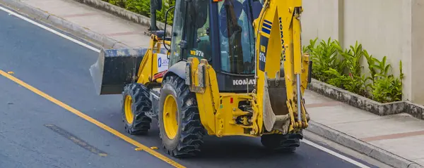 Samborondon, Ekvador; 13 Ağustos 2022: Otoyolda, Samborondon, Ekvador 'da uzun mesafeli sarı kazıcı