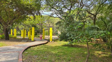 Boş Kentsel Keneddy Linear Park 'ta güneşli bir gün, guayaquil, Ekvador