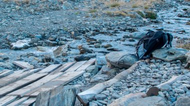 Sırt çantası nehir kıyısında, Martil Buzulu, Tierra del Fuego, ushuaia, Arjantin