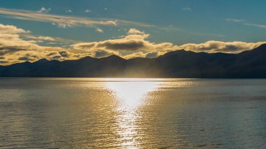 Iago Nonoş Gölü, Tierra del Fuego, ilçe, Arjantin 'de sessiz, boş gün batımı manzarası.
