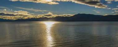 Iago Nonoş Gölü, Tierra del Fuego, ilçe, Arjantin 'de sessiz, boş gün batımı manzarası.