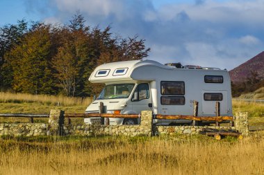 Kervan orman manzarasına park etmiş, Tierra del Fuego bölgesi, Arjantin