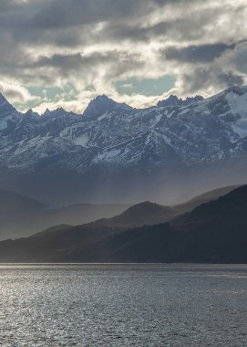 Karlı And Dağları ve Beagle Kanalı bulutlu yüksek kontrastlı manzara, Tierra del Fuego, Güney Amerika