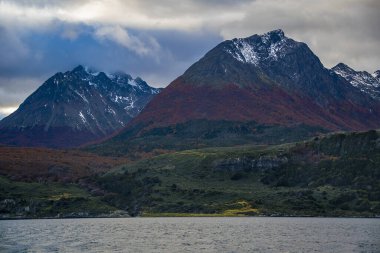 Karlı And Dağları ve Beagle Kanalı bulutlu yüksek kontrastlı manzara, Tierra del Fuego, Güney Amerika