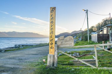 Toprak yolda rıhtım evleri, Puerto Almanza, Tierra del Fuego, Arjantin