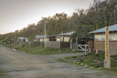 Toprak yolda rıhtım evleri, Puerto Almanza, Tierra del Fuego, Arjantin