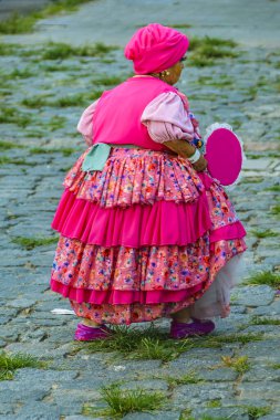 Montevideo, Uruguay; 11 Şubat 2024: Sokaklarda yürüyen kostümlü küçük yaşlı kadınlar geçit karnavalı, Montevideo, uruguay.