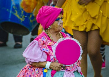 Montevideo, Uruguay; 11 Şubat 2024: Sokaklarda yürüyen kostümlü küçük yaşlı kadınlar geçit karnavalı, Montevideo, uruguay.