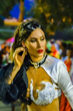 Montevideo, Uruguay; 9 Şubat 2024: Geçit töreni için bekleyen güzel candombe vedette dansçısı, Montevideo, uruguay