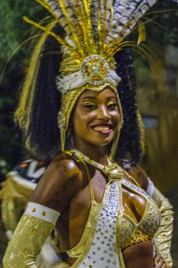 Montevideo, Uruguay; 9 Şubat 2024: Güzel afro amerikan candombe vedette dansçısı geçit töreni için beklerken gülümsüyor, montevideo, uruguay