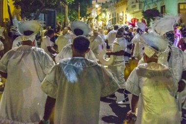 Montevideo, Uruguay; 11 Şubat 2024: Candombe karşılaştırma: Llamadas geçidine gitmeden önce Steet 'te beklemek, Montevideo, uruguay.