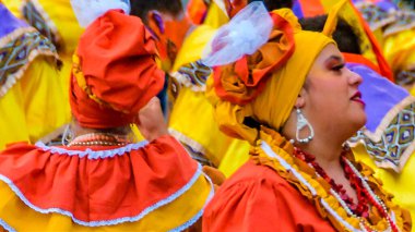 Montevideo, Uruguay; 9 Şubat 2024: Candombe dansçısı yakın çekim, geçit töreni karnavalı, montevideo, uruguay
