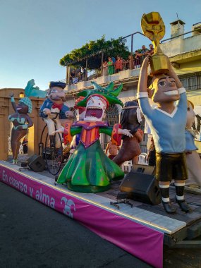 Montevideo, Uruguay; 11 Şubat 2024: Carlos Gardel caddesinde park etmiş alegorik savaş arabası, geçit karnavalı, Montevideo, uruguay.