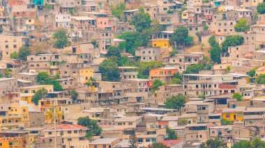 Tepedeki gecekondu mahalleleri, uzaktaki zoom detayı çekim, guayaquil şehri, ekvador