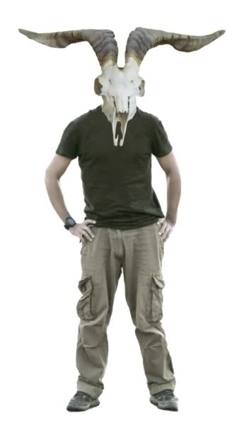 ヤギの頭蓋骨のマスクを持つ男 白い背景の孤立したアニメーション上の面白いダンス 動画クリップ