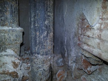 Binanın içindeki eski hasarlı su boruları.