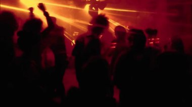Elektronik dans partisinde yüksek kontrastlı fotoğraf sahnesi döngü animasyonu, montevideo, uruguay