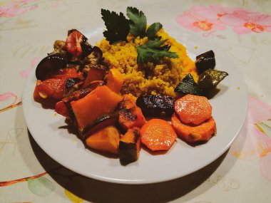 Yüksek açılı ev yapımı ayurveda yemeği ahşap çiçekli masa.