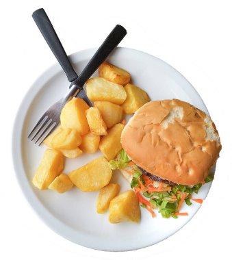 Beyaz tabak üzerinde patates ve sığır eti burger üst görünüm izole fotoğraf
